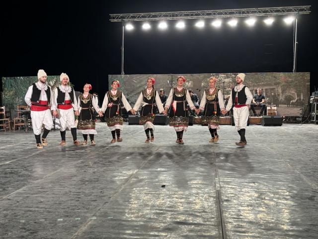 „Луди млади“ представиха българския фолклор на сцената на Театър „Петра“ в Атина, Гърция